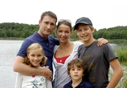 Ein gut gelauntes Team: Hans-Werner Glehdorn (Heikko Deutschmann) mit seinen Kindern Michael (Timmi Trinks, rechts), Toby (Jannis Michel) und Jennifer (Tessa He&szlig;) und dem Kinderm&auml;dchen Isabell (Julia Koschitz).