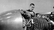 Dieses Bild zeigt einen Moment aus dem Jahr 1946, als Mitarbeiter der NASA ein deutsches Junkers Jumo 004-Triebwerk im Aircraft Engine Research Laboratory in Cleveland, Ohio, inspizierten.