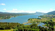 Rund um den See Lac de Joux leben und arbeiten Menschen, die sich kaum einen sch&ouml;neren Fleck Erde als die spezielle Welt im rauen Jura-Gebirge vorstellen k&ouml;nnen.