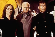 Stromberg (Curd J&uuml;rgens, Mitte), Amasova (Barbara Bach, lks.) und James Bond (Roger Moore, re.)
