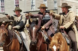 Jesse James (Colin Farrell, m.) und seine Mitstreiter Cole Younger (Scott Caan, l.) und Frank James (Gabriel Macht, r.) behalten ihr Ziel fest im Auge.