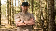 Niels Oxen (Jacob Lohmann) kehrt in sein Zeltlager im Wald zur&uuml;ck.
