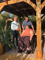 V.l.: Alan Titchmarsh, Conrad Toohey und Pauline Toohey.