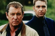 Barnaby (John Nettles, l.) und Troy (Daniel Casey, r.) suchen ein verschwundenes Unfallopfer und sto&szlig;en auf eine Mauer des Schweigens.