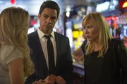 Verkehrspolizist Nick Amaro (Danny Pino) ger&auml;t in Schwierigkeiten, als er ein Teenie-Filmstar alkoholisiert im Stra&szlig;enverkehr stellt. Amanda Rollins (Kelli Giddish, r.) und das SVU-Team kommen ihm zu Hilfe.