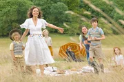 (v.li.) Vincent (Oscar Steer), Mrs. Green (Maggie Gyllenhaal), Cyril (Eros Vlahos), Nanny McPhee (Emma Thompson), Megsie (Lil Woods), Norman (Asa Butterfield) und Celia (Rosie Taylor-Ritson) machen ein Picknick.