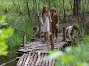 SWR Fernsehen ZUR&Uuml;CK IN DIE STEINZEIT, "Kinderalltag", am Mittwoch (21.03.12) um 07:45 Uhr. Ronja, Merlin und die anderen Kinder erkunden das Steinzeitdorf.