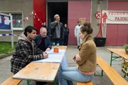 Bernhard Henschel (Michael Lott, 2.v.l.) und Samir Amari (Skandar Amini, l.) sind am Tatort der Feuerwache. Dort treffen sie auf das Paar Meike Uhlig (Maj Britt Klenke, r.) und Ronny Schütze (Karl Schaper, 2.v.r). Sie waren mit der Toten befreundet und haben sie noch am Abend zum Feuerwehrfest gesehen. Bernhard Henschel (Michael Lott, 2.v.l.) und Samir Amari (Skandar Amini, l.) sind am Tatort der Feuerwache. Dort treffen sie auf das Paar Meike Uhlig (Maj Britt Klenke, r.) und Ronny Schütze (Karl Schaper, 2.v.r). Sie waren mit der Toten befreundet und haben sie noch am Abend zum Feuerwehrfest gesehen.