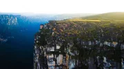 Insel im Himmel: Auf dem Auyan-Tepui, einem einsamen Tafelberg Venezuelas, hat sich eine eigenst&auml;ndige Tier- und Pflanzenwelt entwickelt. Ein Forschungsteam macht sich auf den Weg, um sie n&auml;her zu untersuchen.
