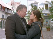 Dr. Sommerfeld (Rainer Hunold) ist froh, dass er seine ausgeb&uuml;chste schwangere Tochter Nina (Alina Merkau) wieder gefunden hat.