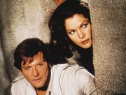 James Bond (Roger Moore) und Holly Goodhead (Lois Chiles)