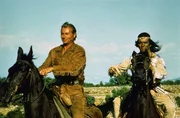 Old Shatterhand (Lex Barker, l.) und Winnetou (Pierre Brice, r.) wollen den Banditen das Handwerk legen.