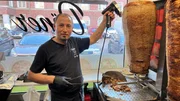 In Higdir Bibos Dönerimbiss gibt es Döner noch zu Preisen wie vor zehn Jahren. In Higdir Bibos Dönerimbiss gibt es Döner noch zu Preisen wie vor zehn Jahren.