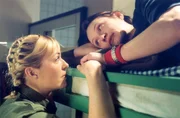 Ines (Freya Trampert, li.) tr&ouml;stet Sascha (Barbara Neumann), die wegen Kerstin traurig ist.