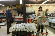 Sie sind im selben Supermarkt, doch weil sie sich nur per Mail kennen, erkennen sie einander nicht: Emma Rothner (Nora Tschirner) und Leo Leike (Alexander Fehling).