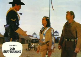 Der US-General Taylor bereitet einen Friedensvertrag zwischen der Regierung und den Apachen vor. Das Vorhaben ist allerdings den Gangstern Dixon und Burker sowie ihrem Helfershelfer Captain Bradley (Guy Madison, links) ein Dorn im Auge. Mit Unterst&uuml;tzung einer Bande von Outlaws und Komantschen fingieren die M&auml;nner einen Apachen-&Uuml;berfall auf eine Ranch. Old Shatterhand (Lex Barker, rechts) und sein Freund Winnetou (Pierre Brice, Mitte) beschlie&szlig;en, herausfinden, wer hinter dem &Uuml;berfall steckt.
