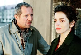 Die junge Buchh&auml;ndlerin Bettina (Rebecca Immanuel) hat eine Aff&auml;re mit dem Verlagsvertreter Lukas (Harald Krassnitzer).