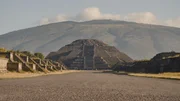 Pr&auml;zise Konstruktion: Teotihuac&aacute;n wurde nach einem Raster angelegt, deren Hauptachse die Stra&szlig;e der Toten bildet.