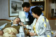 Opa Walters (Ekkehard Fritsch, li.) Schw&auml;cheanfall bringt Gerda (Inge Wolffberg) und Nachbar Meisel (Siegfried Gr&ouml;nig) in helle Aufregung.