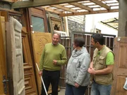 Martha m&ouml;chte die alten "Sch&auml;tze" nicht unter Wert verkaufen, Mauro (re.) hilft ihr dabei...