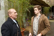 Michael Kaiser (Karl Kranzkowski, l.) muss David Engstrom (Damian Hardung, r.) mitteilen, dass dessen Lehrherr ermordet wurde.