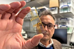 Hirnstimulation und Bioelektronik werden weltweit erforscht. Einer der Vorreiter auf diesem Gebiet: George Malliaras. Der Ingenieurwissenschaftler entwickelt mit seinem Team an der renommierten Universit&auml;t von Cambridge Neuro-Implantate der n&auml;chsten Generation.