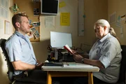 Julian (Ben Münchow, l.) bewirbt sich bei Frau Pohl (Sybille J. Schedwill, r.) als Marktleiter – seine Zuversicht trifft auf ihre unverkennbare Skepsis. Julian (Ben Münchow, l.) bewirbt sich bei Frau Pohl (Sybille J. Schedwill, r.) als Marktleiter – seine Zuversicht trifft auf ihre unverkennbare Skepsis.