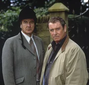 Barnaby (John Nettles, r.) ist beeindruckt: Melvyn Stockard (Larry Lamb, l.) hat es vom Str&auml;fling zum geachteten Gutsbesitzer geschafft.
