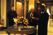 Im Hotel bekommt Jake Hayes (Chris Rock, l.) von Gaylord Oakes (Anthony Hopkins, M.) und Officer Seale (Gabriel Macht, l.) Informationen, wie er sich bei dem Bomben-Kauf zu verhalten hat.