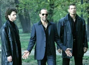 Der russische Waffenschmuggler Adrik Vas (Peter Stormare, M.) hat allerlei Atombomben auf Lager ...