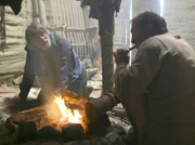 Der Steinzeit-Experte Harm Paulsen besucht die Sippe in regelm&auml;&szlig;igen Abst&auml;nden im Steinzeit Dorf. Hier mit Ingo Schuster an der Feuerstelle.