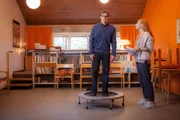 Rebecca (Andrea Sawatzki) versucht, Thadd&auml;us (Franz Hartwig) etwas aufzulockern - doch H&uuml;pfen auf dem Trampolin scheint nicht sein Ding zu sein.