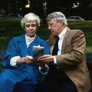 3. Eberhard (Stefan Orlac) ist froh, da&szlig; er in dieser schwierigen Firmensituation seine Frau Hannelore (maria Sebaldt) fest an seiner Seite wei&szlig;.