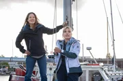 Barbara Ehrenborg (Katharina Abt, r.) hat ihre Schwester Vivi (Tessa Mittelstaedt, l.) zu einem Segelausflug eingeladen.