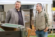 Als Stadler (Dieter Fischer, l.) Bienengift bei Manfred Bender (Matthias Christian Rehrl, r.) entdeckt, ger&auml;t der Imker in Erkl&auml;rungsnot.