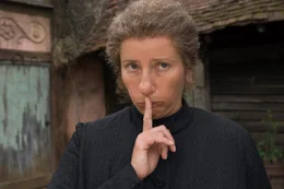 Mit strenger Hand - aber auch viel Witz und etwas Magie - bringt Nanny McPhee (Emma Thompson) den Kindern Benehmen bei.