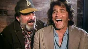 Wohltun errettet vom Tode  Mark (Victor French) und Jonathan (Michael Landon) lachen.