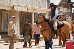 Zwei der &bdquo;Kings of Hollywood&ldquo;: Tommy Lee Jones als Filmstar a.D. Duke Montana zu Pferde, und Robert de Niro als Filmproduzent Max Barber kurz vor der Pleite.