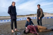 Die Kommissare Carl Sievers (Peter Heinrich Brix, l.), Ina Behrendsen (Julia Brendler) und Hinnerk Feldmann (Oliver Wnuk, r.) begutachten die Leiche von Pablo Hernandez (Iskander Madjitov, vorne liegend). Der Tote wurde mitten im Watt gefunden.