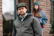 Bevor sein j&uuml;ngerer Bruder erschossen wurde, geriet Marc Ebinghaus (Moritz F&uuml;hrmann, l.) in einen Streit mit dem Mordopfer, da er den Familien-Hof &uuml;bernehmen sollte. Kommissarin Amira Mahdi (Aylin Ravanyar, r.) konfrontiert Marc: Hat der Landwirt seinen eigenen Bruder aus Neid get&ouml;tet?