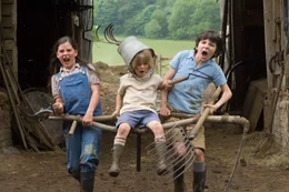 Die drei Racker (v.li.) Megsie (Lil Woods), Vincent (Oscar Steer) und Norman (Asa Butterfield) leben mit ihrer Mutter auf einer englischen Farm, w&auml;hrend der Vater der Rasselbande im Zweiten Weltkrieg k&auml;mpft.