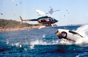 Wilde Verfolgungsjagden geh&ouml;ren in der James-Bond-Reihe zum Pflichtprogramm: Hier entkommt James Bond mit einem Auto, das sich unter Wasser in ein kleines U-Boot verwandelt.