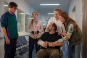 Hans (Matthias Brenner, sitzend) beschimpft Thadd&auml;us (Franz Hartwig, l.) und wirft ihm vor, mit seinem Ladendiebstahl schuld am Unfall gewesen zu sein. Pflegerin Peggy (Julia Jendro&szlig;ek, 2.v.r.) und seine Tochter Isabelle (Sandra von Ruffin, r.) versuchen ihn zu beruhigen, w&auml;hrend Rebecca (Andrea Sawatzki, 2.v.l.) still aus dem Hintergrund beobachtet.