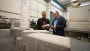 Abfalltechniker David Laner und Werkstoffkundler Bernhard Middenhof von der Universit&auml;t Kassel und die neu entwickelten Pflastersteine.; hr-fernsehen KLIMASCHUTZ MADE IN HESSEN &ndash; FORSCHUNG F&Uuml;R DIE ZUKUNFT, Ein Film von Gabi Delingat, am Samstag (05.10.24) um 18:15 Uhr. Abfalltechniker David Laner und Werkstoffkundler Bernhard Middenhof von der Universit&auml;t Kassel und die neu entwickelten Pflastersteine. &copy; HR, honorarfrei - Verwendung gem&auml;&szlig; der AGB im engen inhaltlichen, redaktionellen Zusammenhang mit genannter HR-Sendung bei Nennung "Bild: HR" (S2). HR/Pressestelle, Tel: 069/155-4954