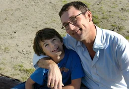 Fernab seines B&uuml;ros findet Hans-Werner (Heikko Deutschmann) endlich wieder Zeit f&uuml;r seinen Sohn Toby (Jannis Michel).