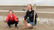 Checkerin Marina geht auf Entdeckungstour durchs Wattenmeer mit FÖJlerin Lea. Checkerin Marina geht auf Entdeckungstour durchs Wattenmeer mit FÖJlerin Lea.