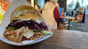Der Döner gehört zu den beliebtesten Fastfoods der Deutschen. Der Döner gehört zu den beliebtesten Fastfoods der Deutschen.
