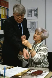 Mit wenigen Nadelstichen hat Fr&auml;ulein Glaubrecht (Gudrun Genest) den Schaden an Eberhards Jacket(Stephan Orlac) behoben.