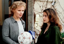 Die Buchh&auml;ndlerin Bettina (Rebecca Immanuel, rechts) erkl&auml;rt Susanne (Renee Soutendijk), dass sie eine Aff&auml;re mit ihrem Mann hat und ein Kind von ihm erwartet.