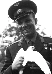 Juri Gagarin. Der erste Mensch im Kosmos. Nach seinem historischen Flug vom 12. April 1961 avanciert er zum ersten wahren Pop-Star der Sowjets. Der  neue Held bereist fast den ganzen Erdball, nachdem er ihn als erster umrundet hatte und erweist sich als PR-Volltreffer der Sowjets.